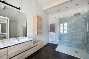 Deluxe Villa, Non Smoking, Pool View | Bathroom | Separate tub and shower, towels - Villa Mer 100 M de la Mer - île de Ré (Sainte-Marie-de-Re)