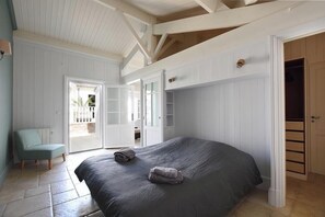 Vila luxo, para não fumantes, vista para a piscina | 6 quartos, escrivaninha, ferros/tábuas de passar roupa, berço de viagem