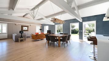 Deluxe Villa, Non Smoking, Pool View | Living area