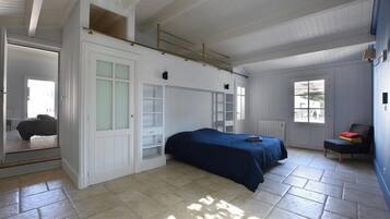 6 bedrooms, desk, iron/ironing board, travel cot