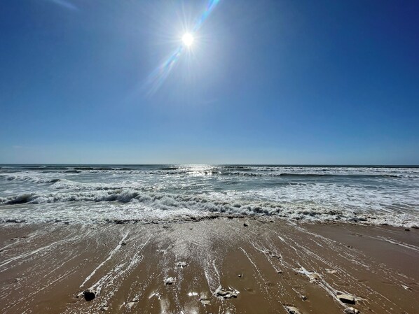En la playa, arena blanca