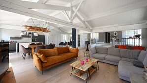 Un amplio espacio habitable con techo alto, comedor y cocina.