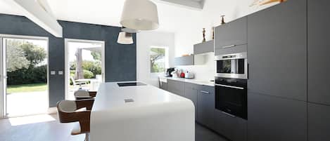 Deluxe Villa, Non Smoking, Pool View | Private kitchen | Highchair