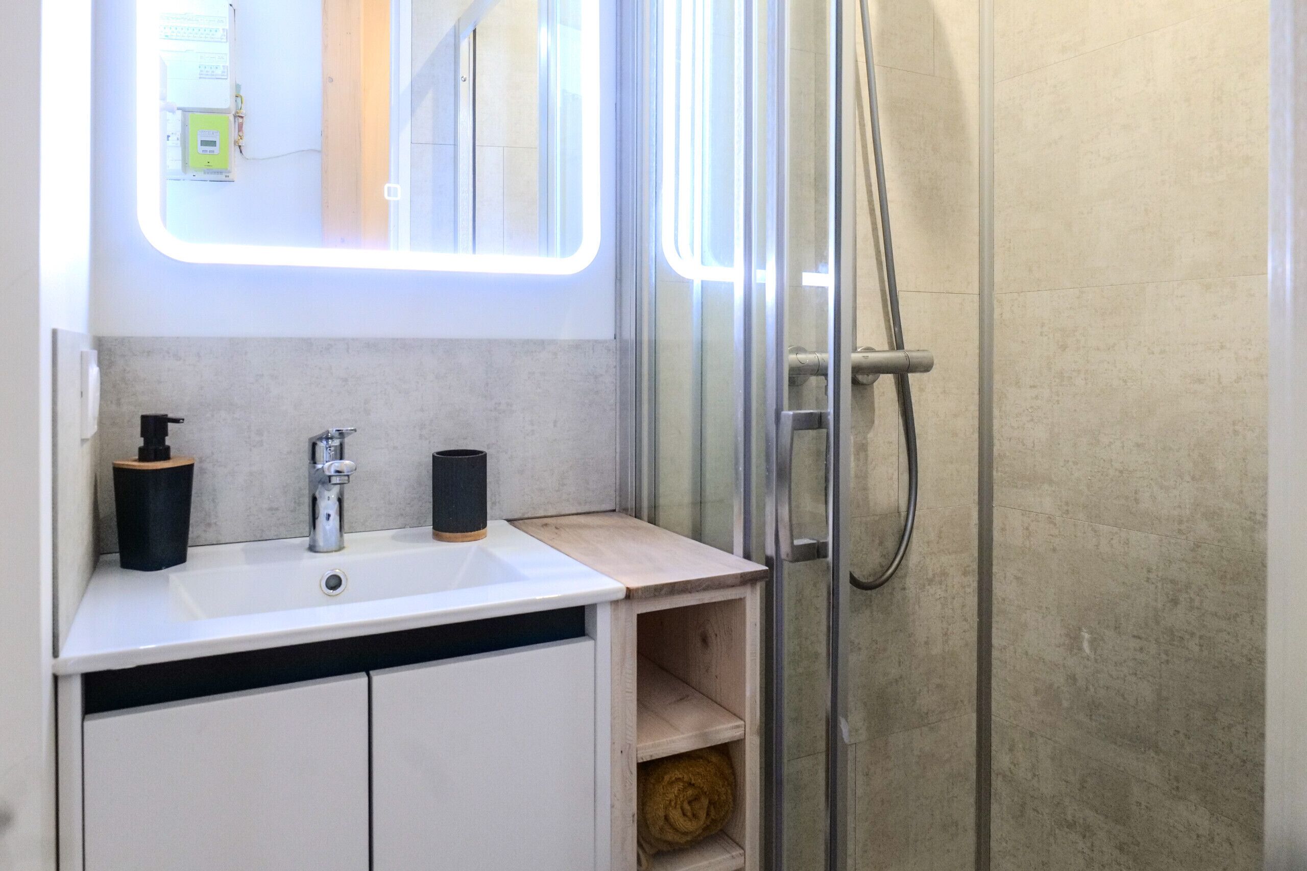 Dusche, Haartrockner, Handtücher