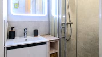 Dusche, Haartrockner, Handtücher