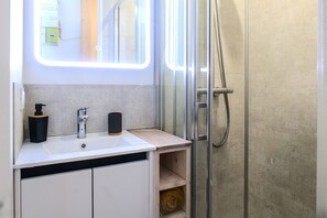 Shower, hair dryer, towels