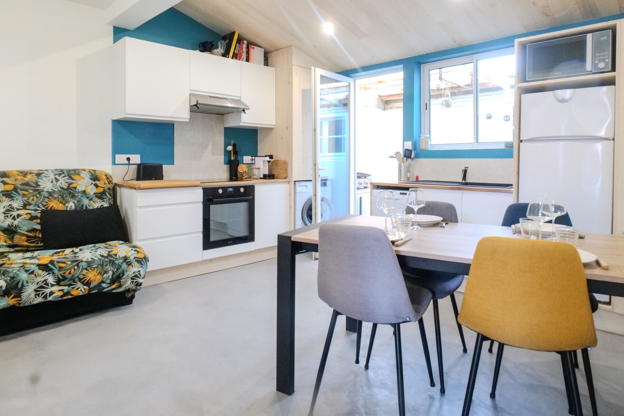 Een koelkast, een oven, een vaatwasser, een koffiezetapparaat/waterkoker