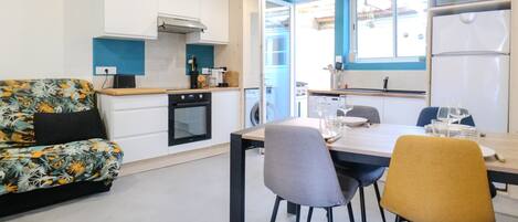 Kjøleskap, ovn, oppvaskmaskin og kaffetrakter/tekoker