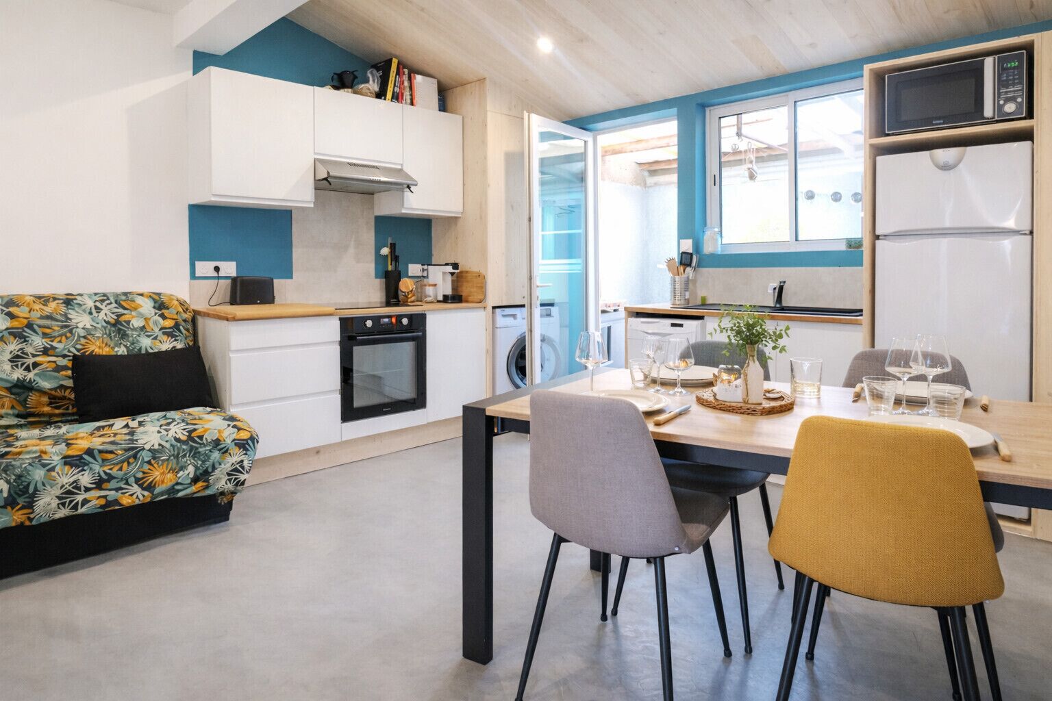 Réfrigérateur, four, lave-vaisselle, cafetière/bouilloire