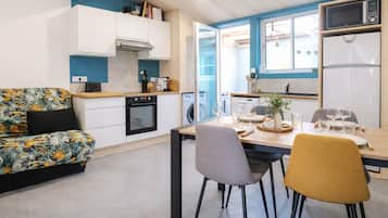 Kühlschrank, Ofen, Geschirrspüler, Wasserkocher mit Kaffee-/Teezubehör