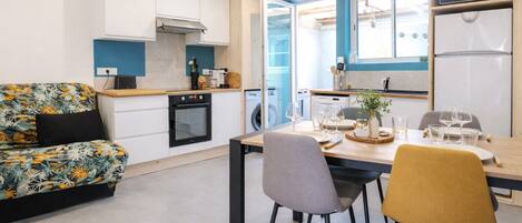 Kühlschrank, Ofen, Geschirrspüler, Wasserkocher mit Kaffee-/Teezubehör