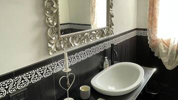 Bidet, Handtücher, Seife, Toilettenpapier