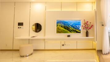 Presidential Suite, 1 Bedroom, Club lounge access, City View | Bathroom | Shower, hydromassage showerhead, designer toiletries, hair dryer