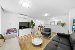 TV - Delicated ICC & Darling Harbour 3BR Apt (Parking) (Ultimo)