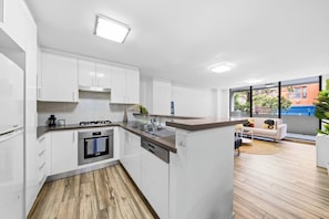 Fridge, microwave, oven, stovetop - Delicated ICC & Darling Harbour 3BR Apt (Parking) (Ultimo)