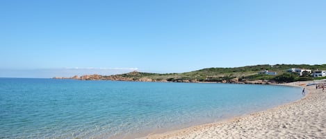 Plage à proximité, parasol, 7 bars sur la plage