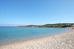 Playa en los alrededores, sombrillas y 7 bares en la playa 