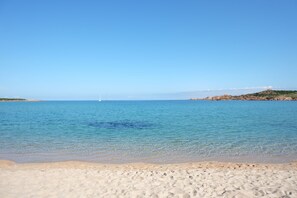 Playa en los alrededores, sombrillas y 7 bares en la playa 