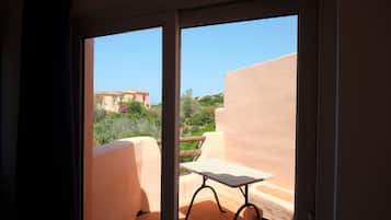 Apartamento básico, cozinha, vista parcial para o mar | Terraço/pátio