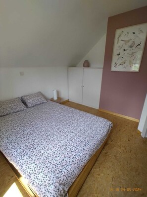 4 bedrooms, iron/ironing board, internet, bed sheets