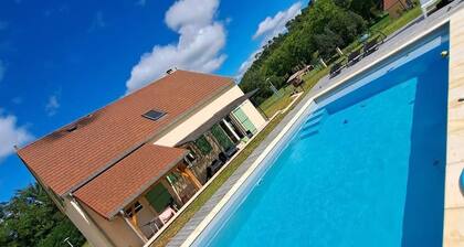 Maison de campagne dans le Lot, avec piscine. Idéal pour les familles !