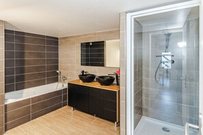 Comfort Villa, Non Smoking, Sea View | Bathroom - Villa Front de Mer - Presqu'île de Giens (Hyères)