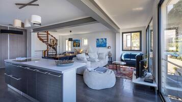 Vila Comfort, Bebas Asap Rokok, pemandangan laut | Area keluarga | Televisi layar datar 50-inci dengan saluran TV satelit dan TV