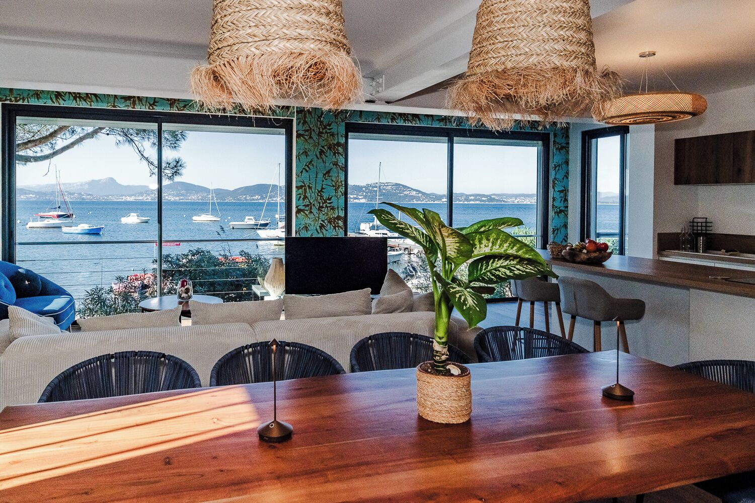 Villa Confort, no fumadores, vistas al mar | Zona de estar | Televisión de pantalla plana de 50 pulgadas con canales por satélite