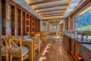 Restaurant - Golden Meadows Hotels & Resorts (Gund)