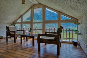 Quarto casal premium, sacada, vista para a montanha | Área de estar | TV LCD