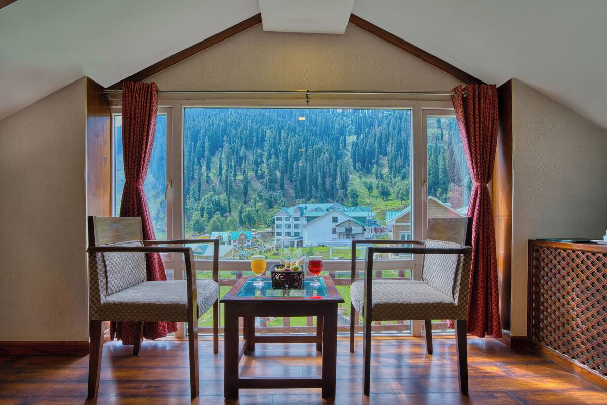 Premium Double Room, Balcony, Mountain View | Peralatan tempat tidur premium, meja, ruang kerja komputer riba 