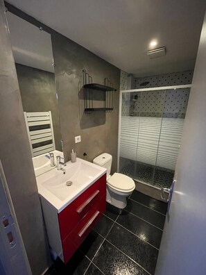 Dusche, Handtücher, Seife, Toilettenpapier