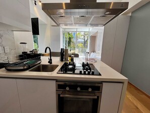 Micro-ondes, plaque de cuisson, cafetiĂšre/bouilloire, grille-pain