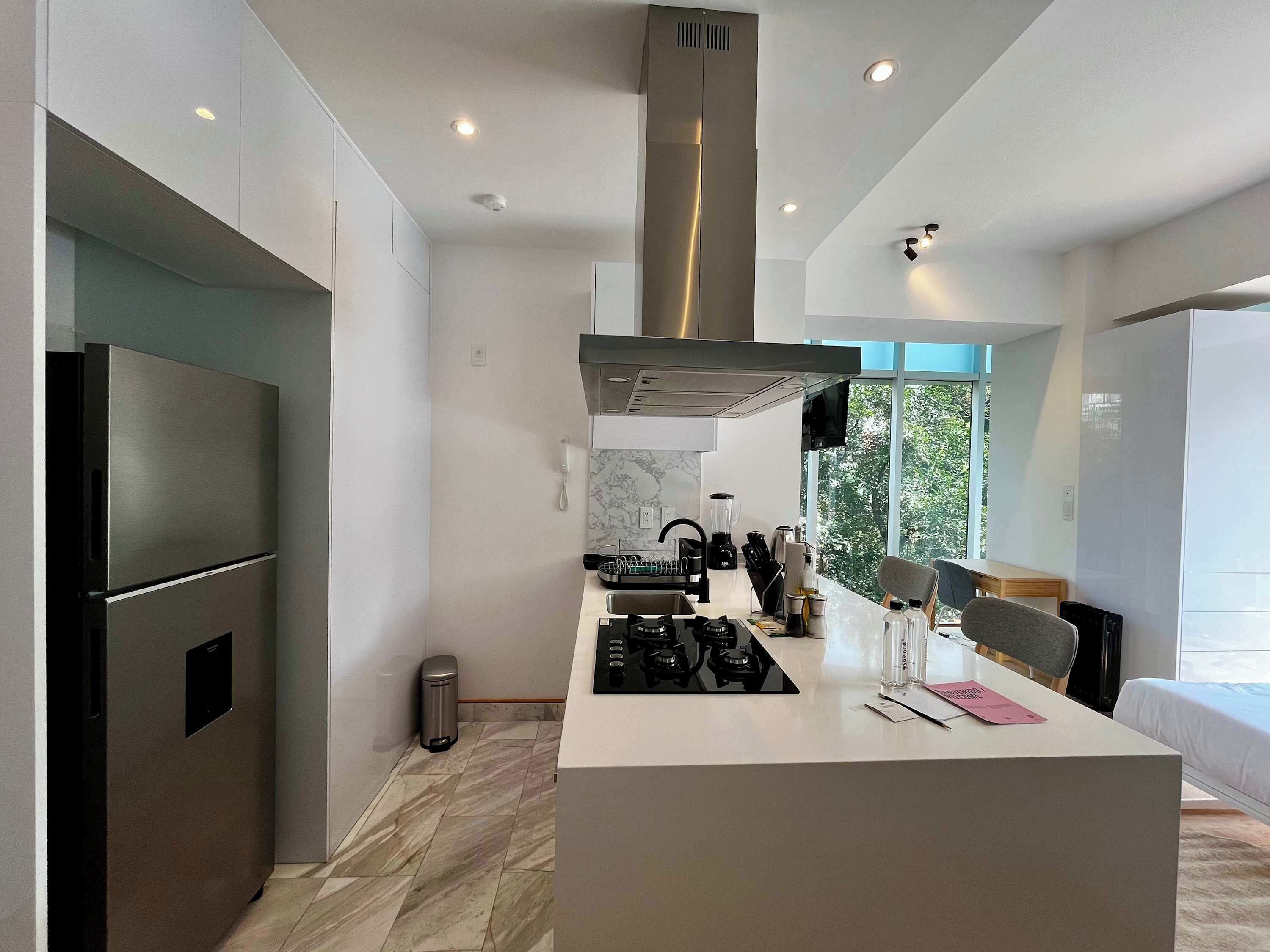 Micro-ondes, plaque de cuisson, cafetière/bouilloire, grille-pain