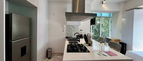 Micro-ondes, plaque de cuisson, cafetière/bouilloire, grille-pain