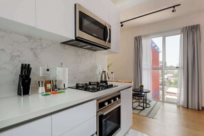 Microwave, stovetop, coffee/tea maker, toaster - w* | Enchanting Loft w/ Balcony in Roma Norte (Ciudad de México)