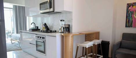 電子レンジ、コンロ、コーヒー / ティーメーカー、トースター