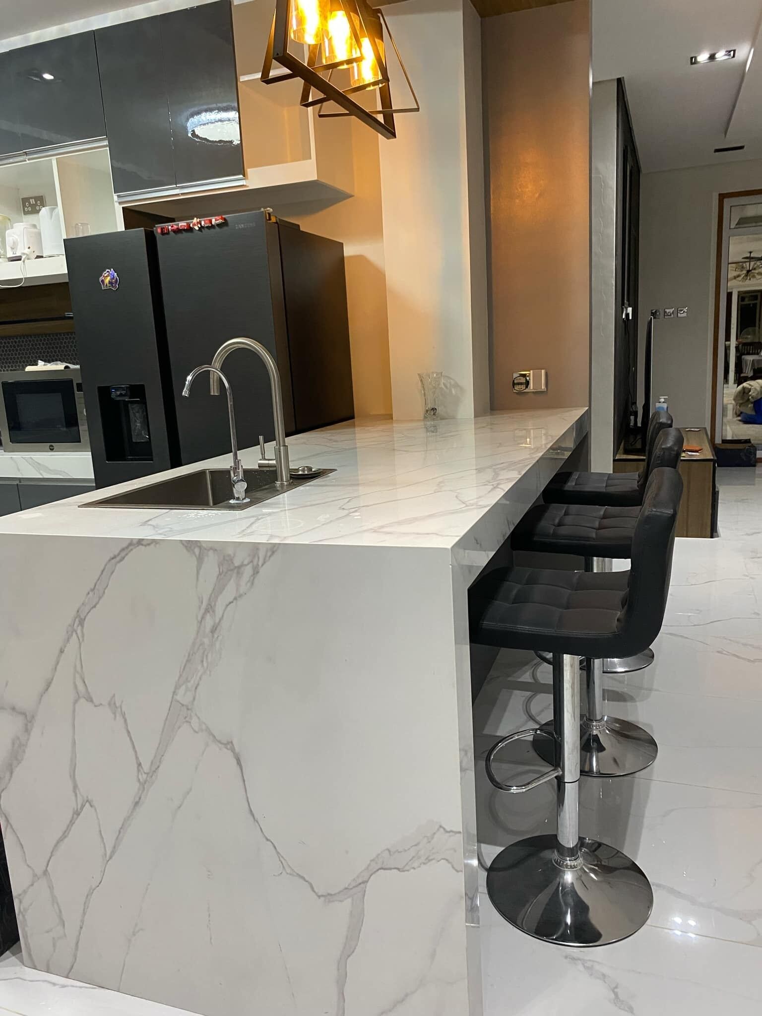 Réfrigérateur, cafetière/bouilloire, tables à manger