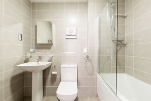 Departamento | Baño | Tina con regadera, tina profunda, secadora de cabello, toallas 