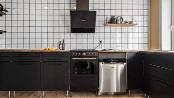 Køleskab, kogeplade, opvaskemaskine, kaffe-/temaskine