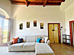 Family Apartment, Sea View | Living area