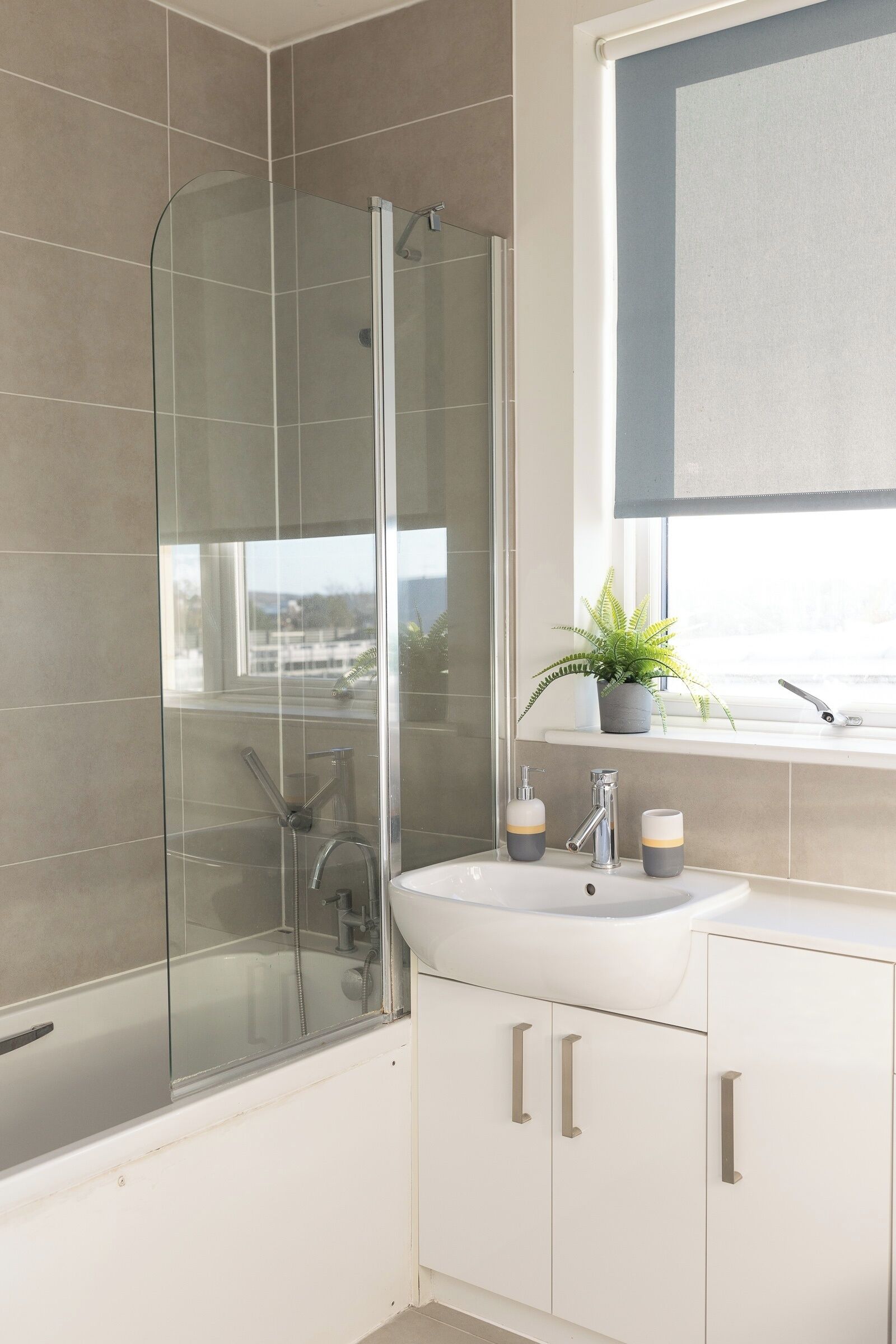Apartment | Bathroom | Combined shower/bathtub, deep-soaking bathtub, towels, toilet paper