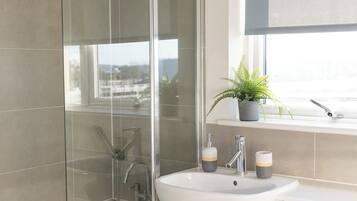 Apartment | Bathroom | Combined shower/bathtub, deep-soaking bathtub, towels, toilet paper