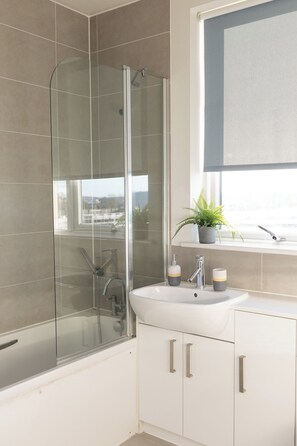Bathroom - Stylish 2BR Apartment, Town Centre, Free Parking (Hatfield)