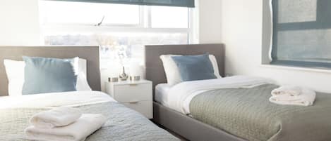 2 عدّة غرف نوم وواي فاي مجانًا وملاءات أسرّة