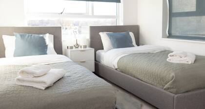 Stylish 2BR Apartment, Town Centre, Free Parking