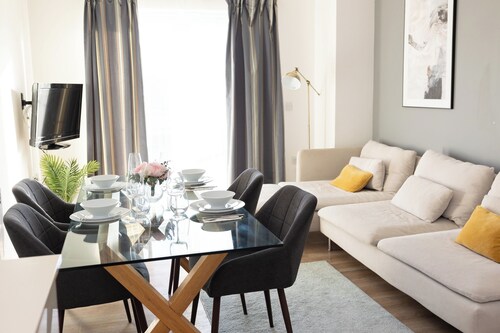 Stylish 2BR Apartment, Town Centre, Free Parking