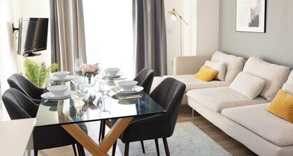 Stylish 2BR Apartment, Town Centre, Free Parking