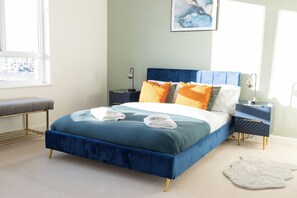 Apartment | 2 bedrooms, free WiFi, bed sheets - Stylish 2BR Apartment, Town Centre, Free Parking (Hatfield)