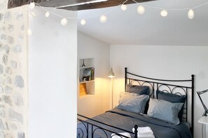 1 soverom, skrivebord, reiseseng for barn og wi-fi (inkludert)